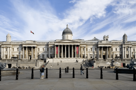 Front façade of the National Gallery in Trafalgar Square with central dome and columns.
